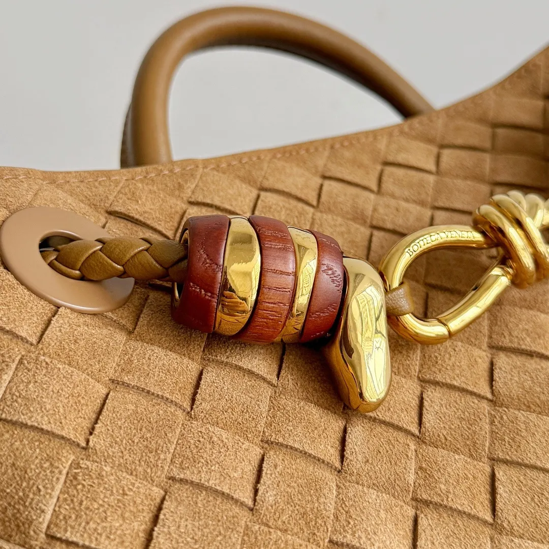 The new Andiamo batch of 3060 BV is shipped‼ ️The classic intercciato weaving process is used to create a soft bag, the metal knot is made of micro-cast aluminum using jewelry technology🪢, and the decorative beads are made of metal and hand-polished oak, allowing you to jump repeatedly between elegance and fun💃, making it unpredictable. Classic and versatile, it shows off your temperament, and the bag has a large capacity, making it very convenient for daily commuting! It has a variety of carrying methods, the shoulder straps can be adjusted by yourself, the original lambskin feels soft and delicate, and the unisex style breaks gender boundaries and brings a more practical and long-lasting use experience. The Andiamo, which has both elegant and casual styles, perfectly interprets the "fashionable old money style". Style number: 743568+wood hardware Color: suede mustard green Size: 25*22*10.5cm